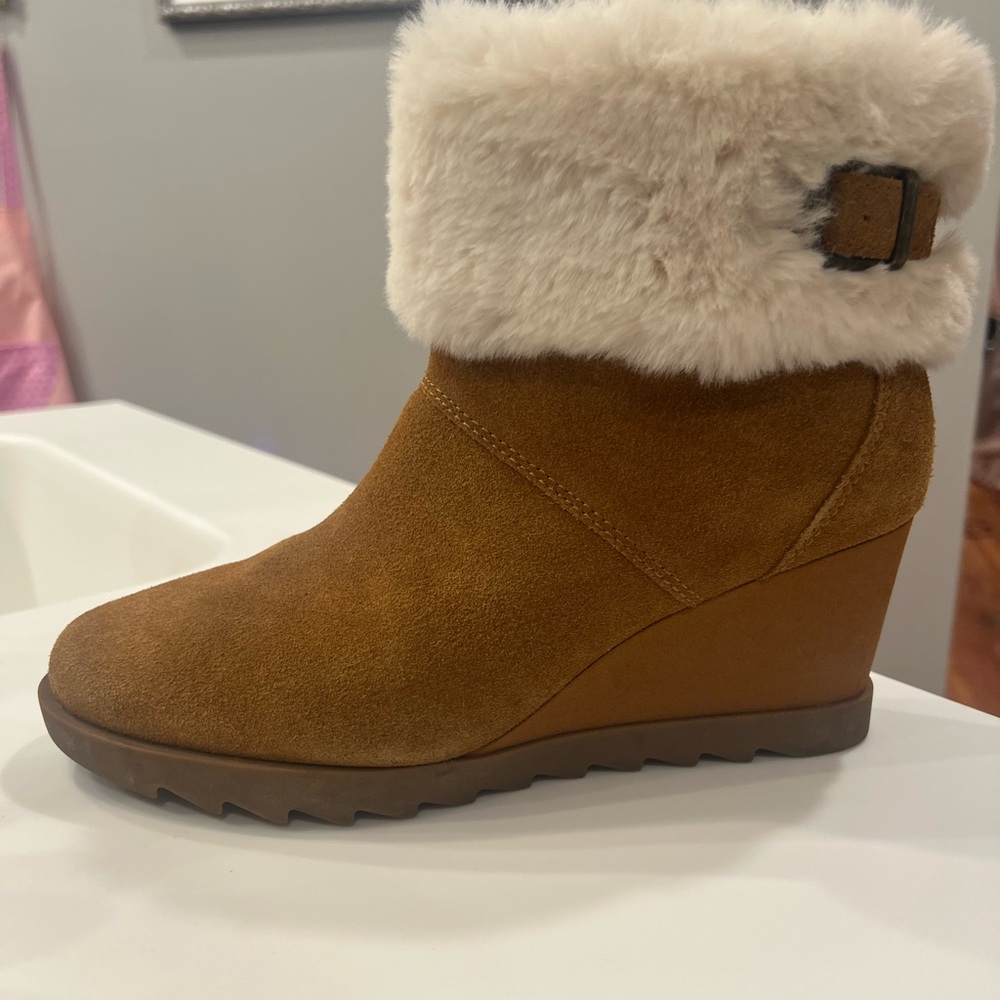 Koolaburra Brown Suede Wedge Boots with Cream Fur